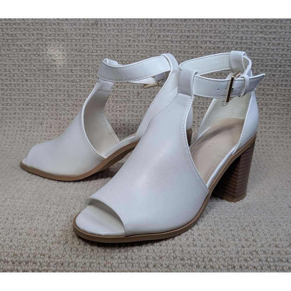 COUTIGO Shoes Womens Size 7.5 White Block Heel Sandals Open Toe Buckle Dressy